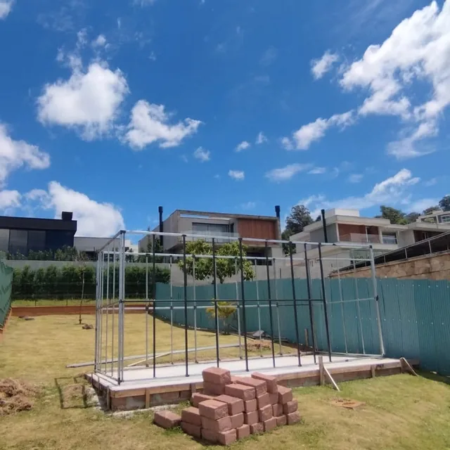 Estrutura metálica para contêiner sendo montada num terreno