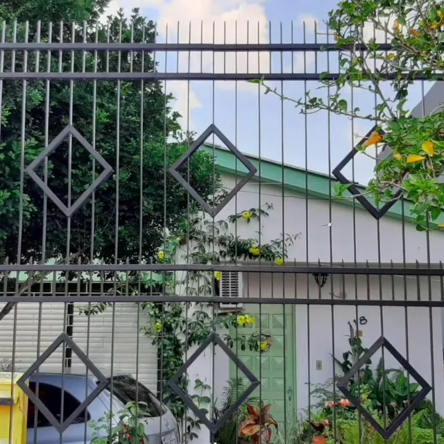 Gradil com detalhes em losango feito pela Serralheria União