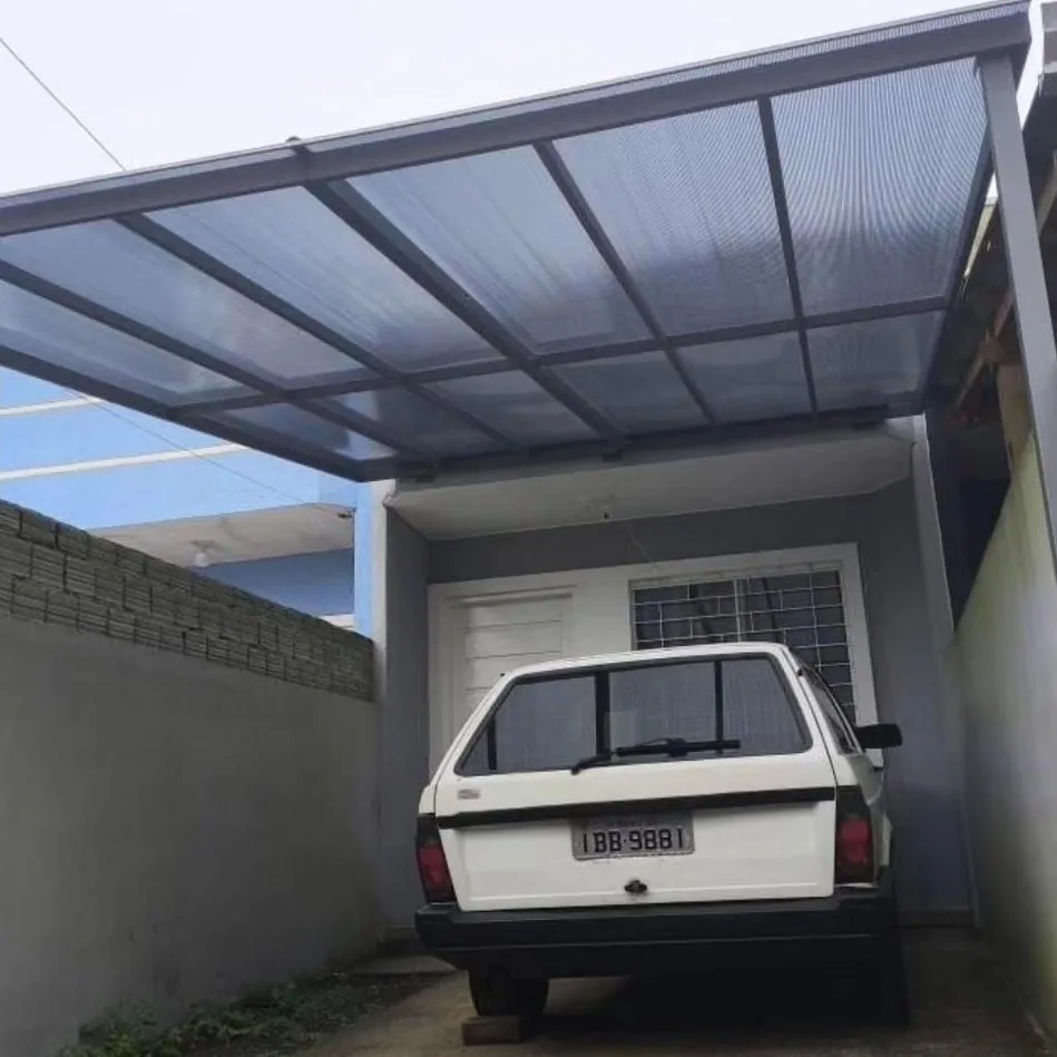 Cobertura de policarbonato com estrutura metálica sobre uma garagem