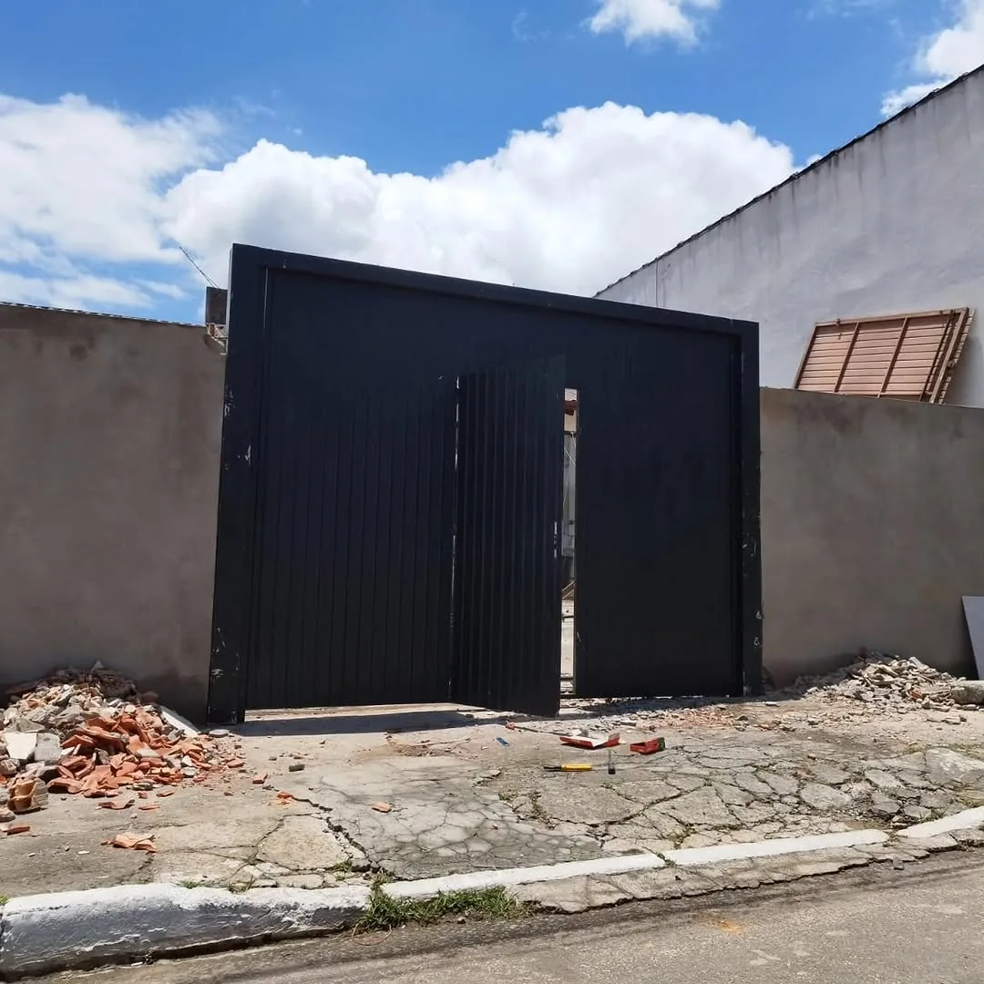 Portão metálico preto instalado pela Serralheria União